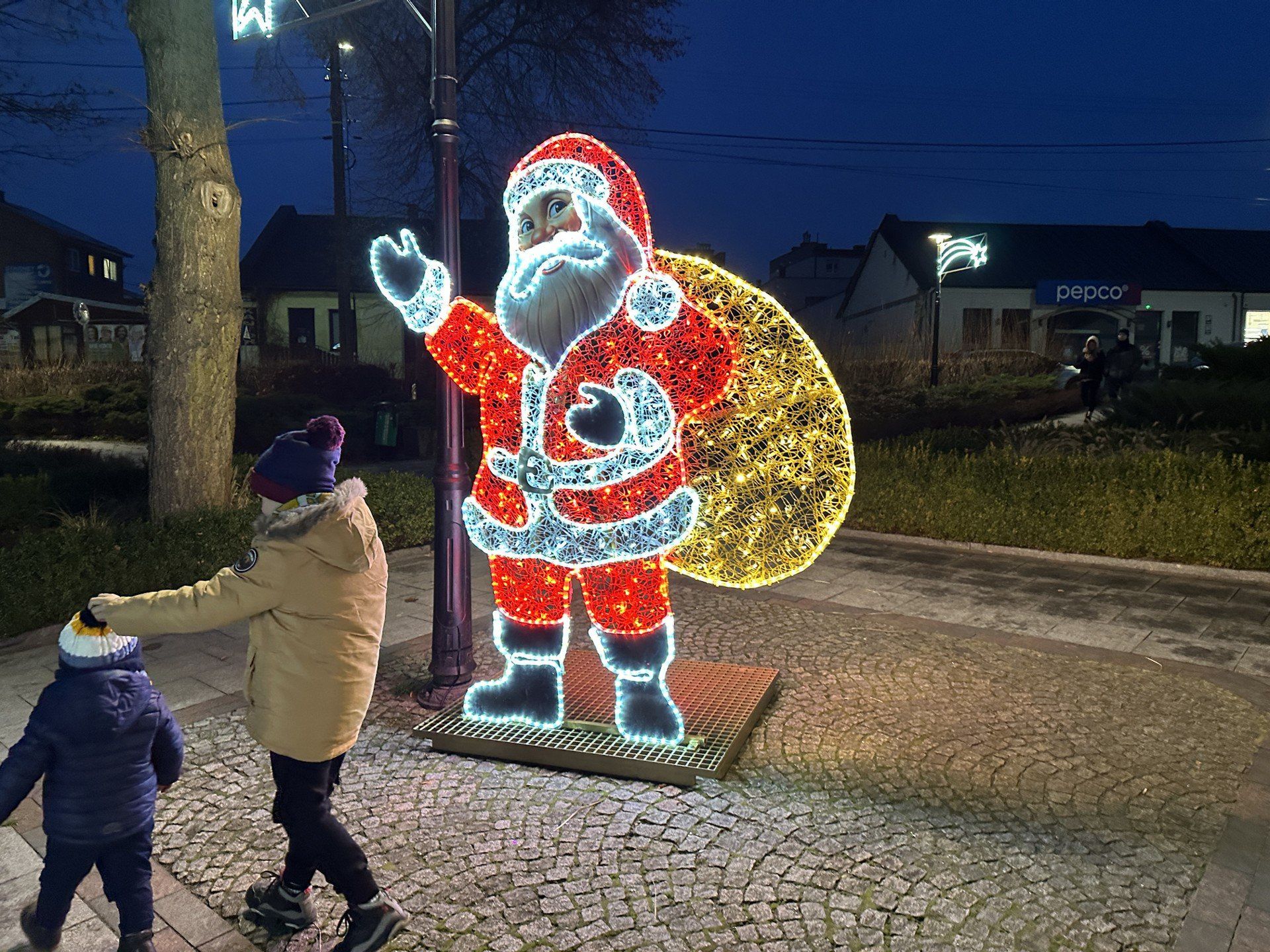 Tuż za Pomnikiem Niepodległości czeka Mikołaj