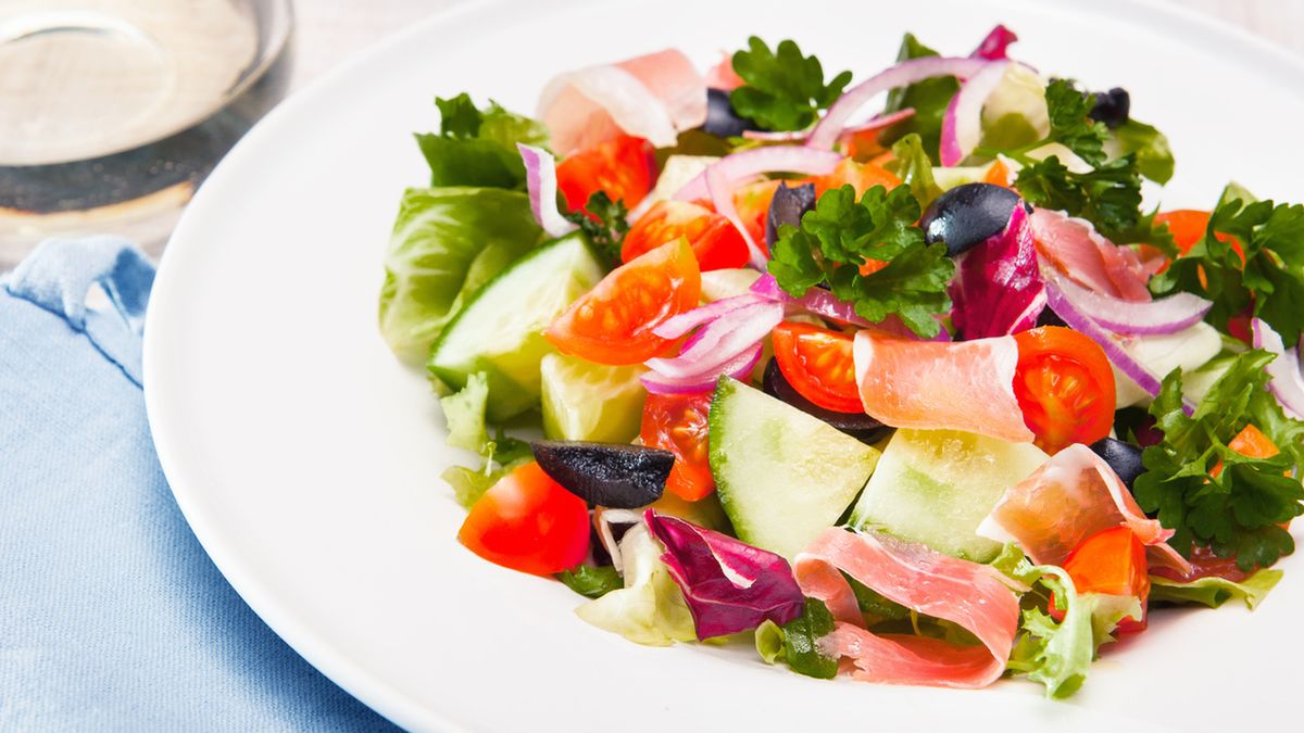 Sałatka z szynką to pomysł na błyskawiczną przekąskę.
