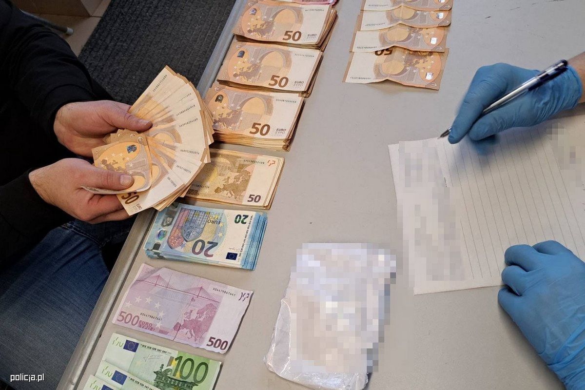 W związku ze sprawą policja zabezpieczyła równowartość ponad pół miliona złotych w kilku różnych walutach
