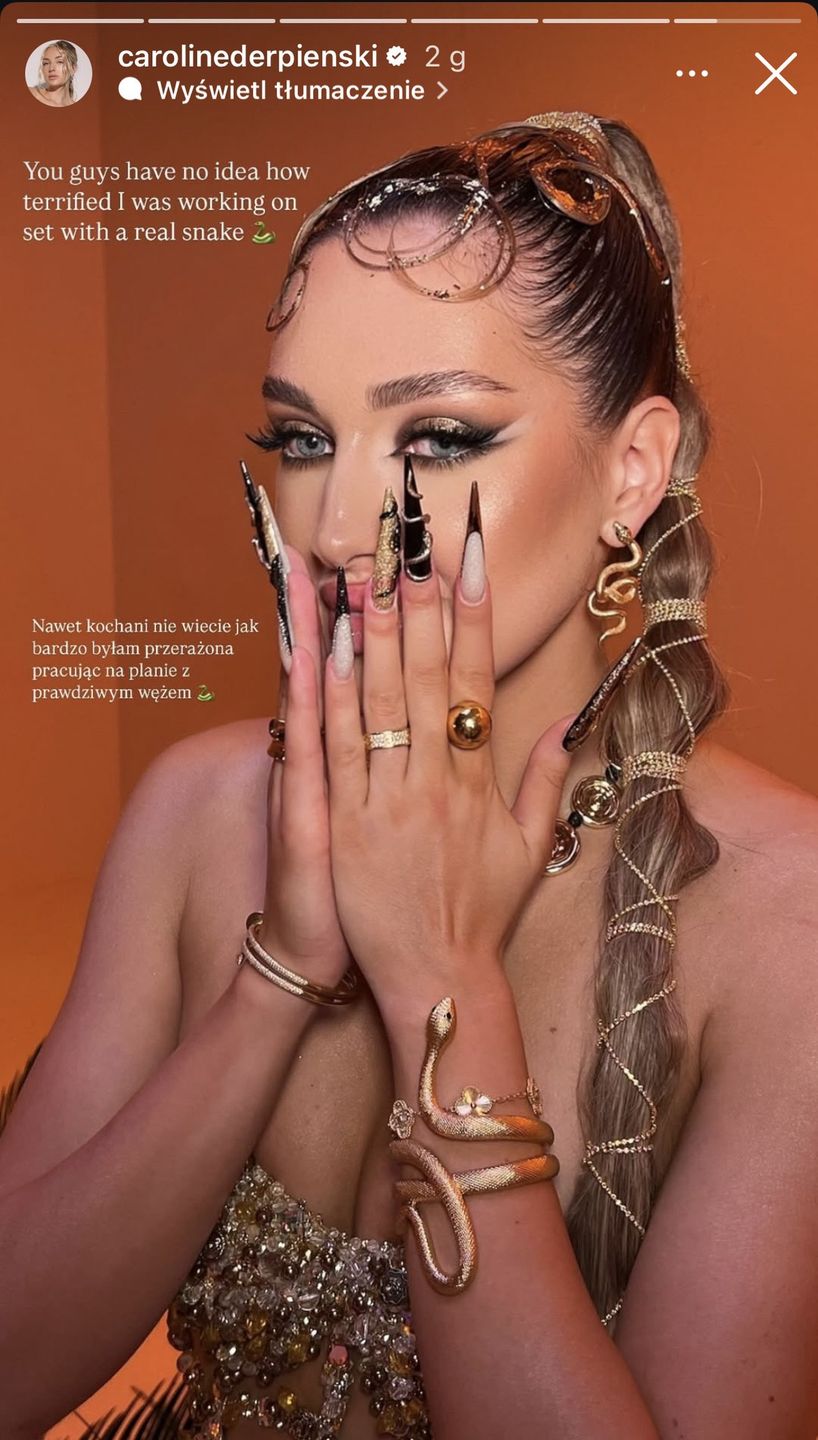 Caroline Derpieński na planie teledysku