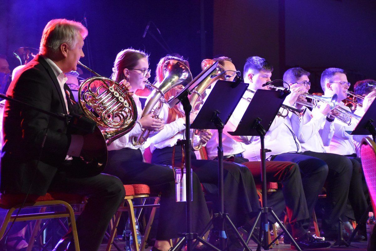 123 muzyków z orkiestr dętych z terenu południowej Wielkopolski zagrało w niedzielę, 9 listopada w Hali Sportowej im. Polskich Olimpijczyków w Opatówku