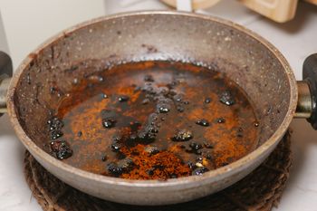 Wlej na przypaloną patelnię i zagotuj. Brud odejdzie bez szorowania