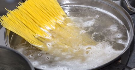 Zazwyczaj ląduje w zlewie. Pomaga na opuchnięte nogi i zniszczone włosy