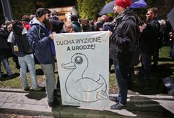 &quot;Czarny Protest&quot; przed domem Kaczyńskiego. &quot;Politycy, marsz z kaplicy!&quot; [ZDJĘCIA]