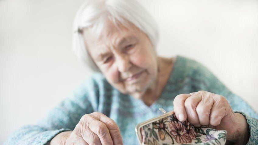 Waloryzacja emerytur w 2025 roku coraz bliżej. Jednak prognozowana podwyżka wzbudza mieszane uczucia wśród seniorów, ponieważ podwyżka będzie niższa niż w ubiegłych latach. Sprawdź, jakie kwoty netto i brutto trafią na Twoje konto od marca 2025 roku!Wyliczenia emerytur netto/brutto znajdziesz na następnych slajdach naszej galerii &gt;&gt;&gt;