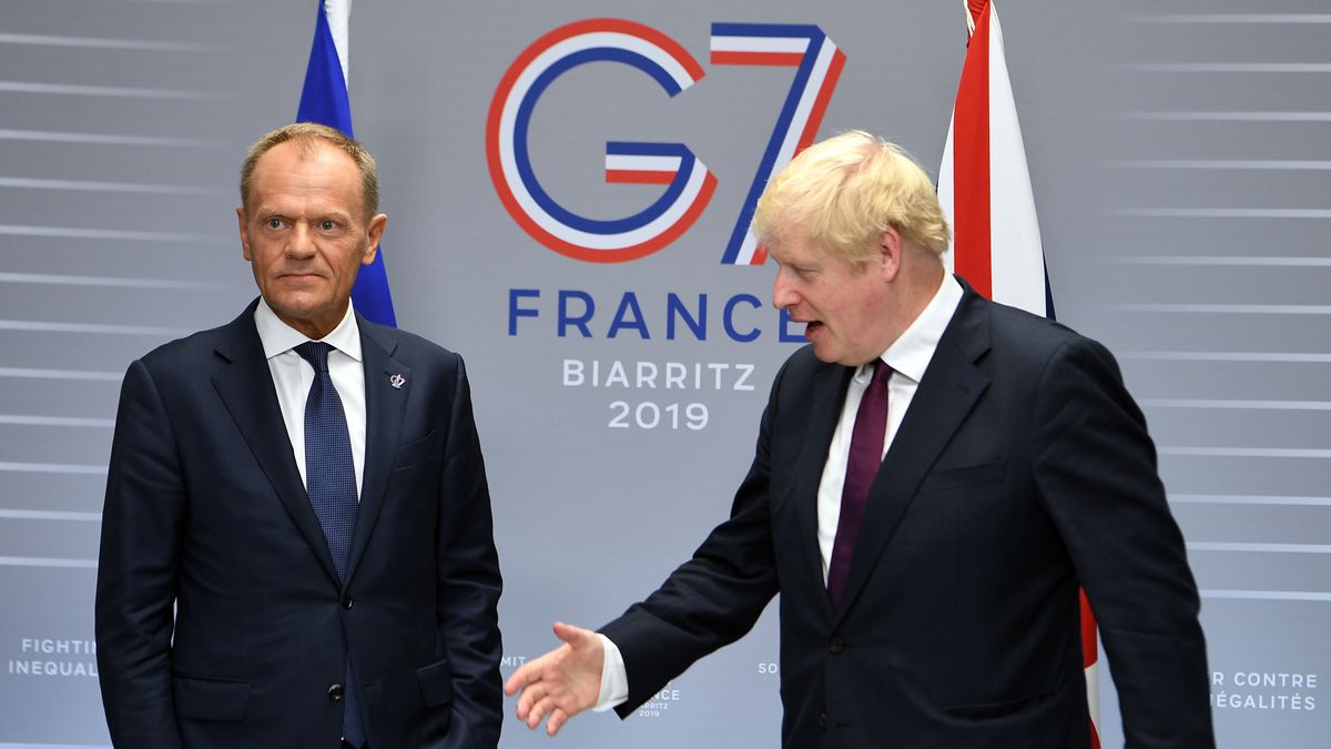 Donald Tusk i Borish Johnson na archiwalnym zdjęciu, zrobionym w sierpniu 2019 roku podczas szczytu G7 