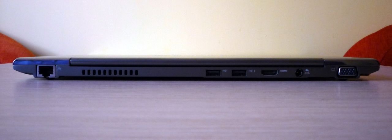 Toshiba Portégé Z830-10N - tył (LAN, 2 x USB 2.0, HDMI, zasilanie, VGA)