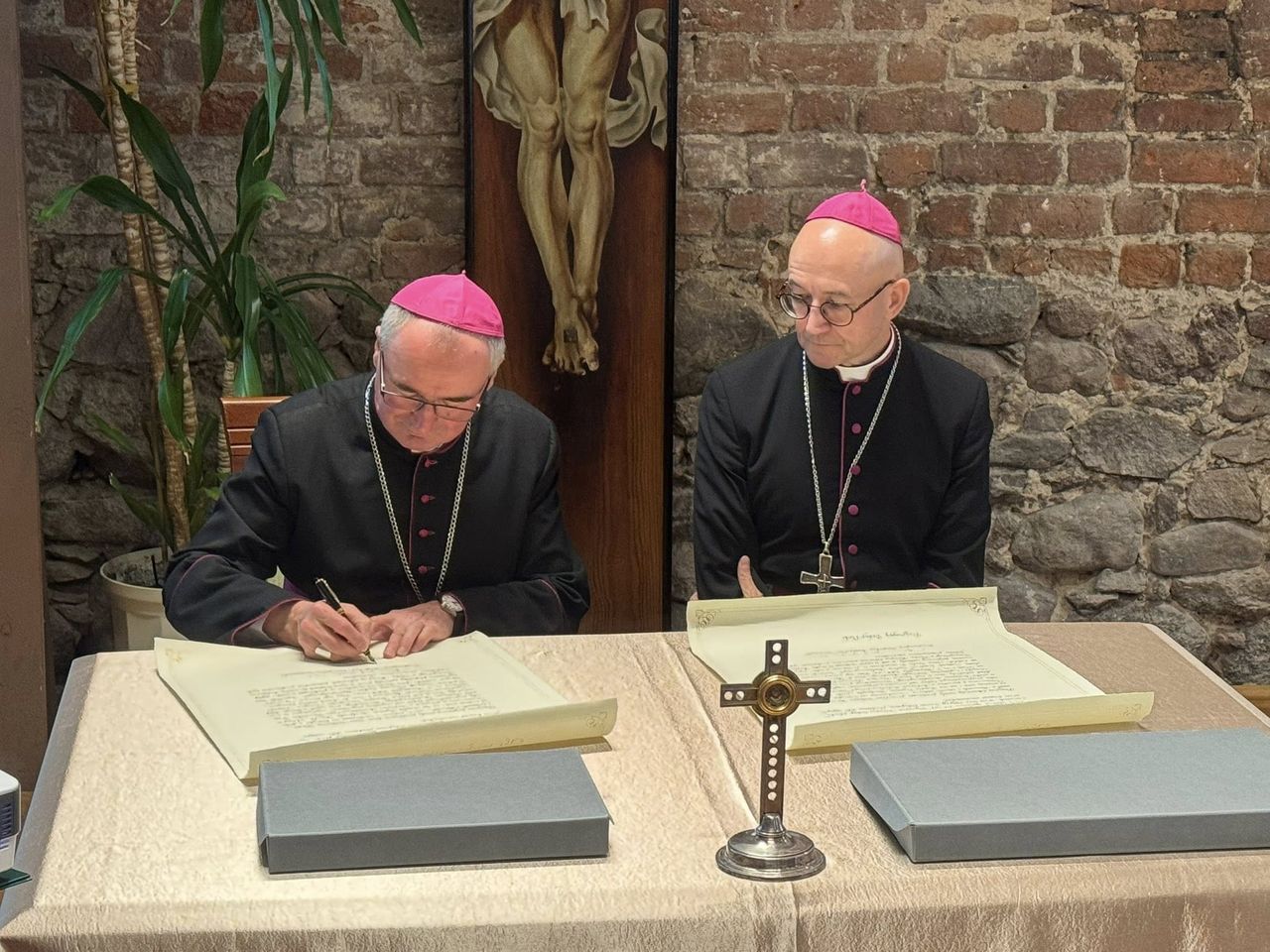 Dwa średniowieczne pergaminy wróciły do diecezji płockiej
