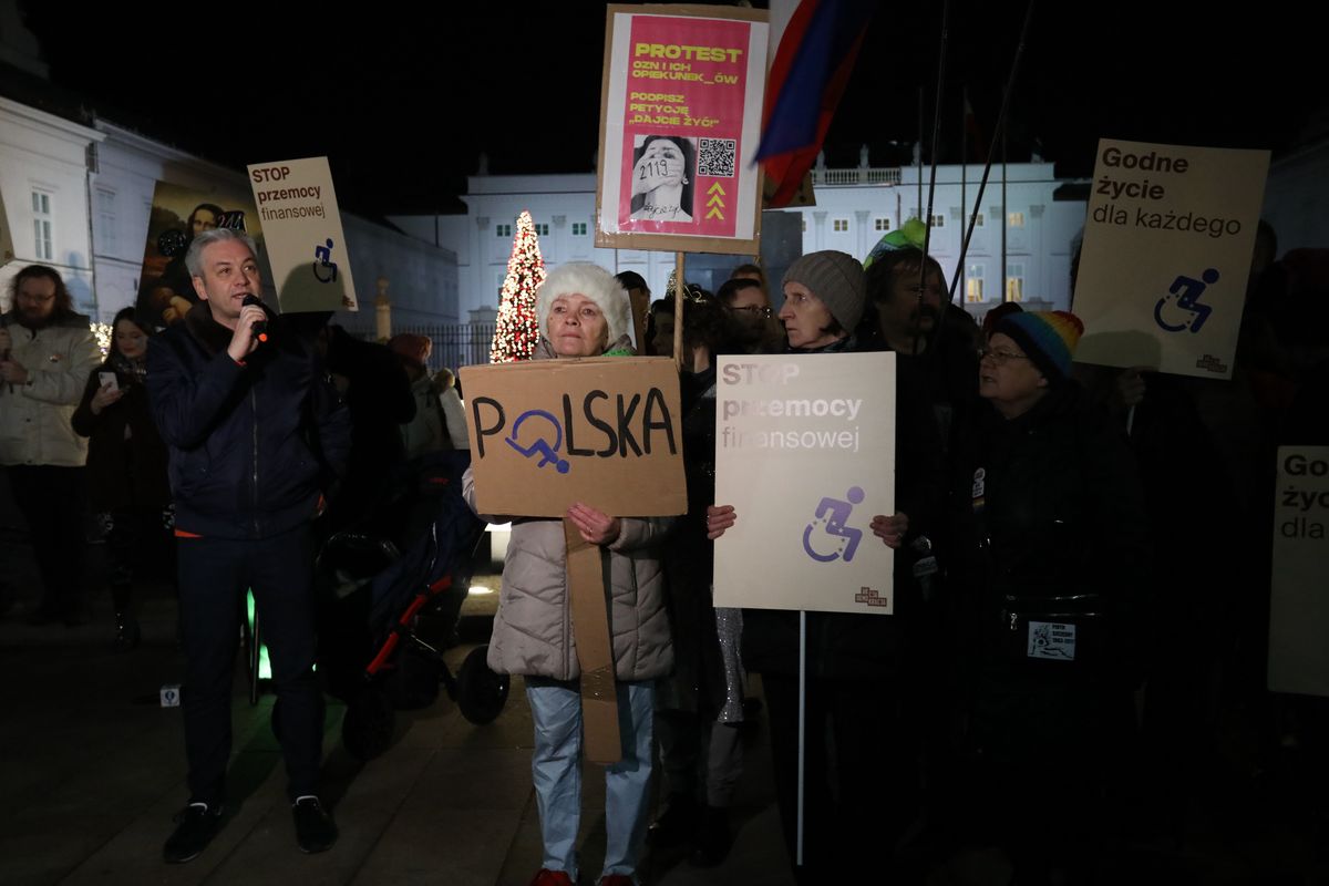 Protest opiekunów osób z niepełnosprawnościami przed Pałacem Prezydenckim w Warszawie.