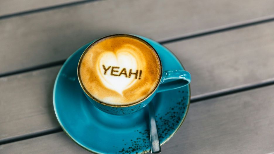 Dlaczego po kawie chce się spać? Wiele osób zamiast zastrzyku energii po wypiciu kawy zauważa zupełnie odwrotny efekt - nagłe zmęczenie i senność. Co to może oznaczać?