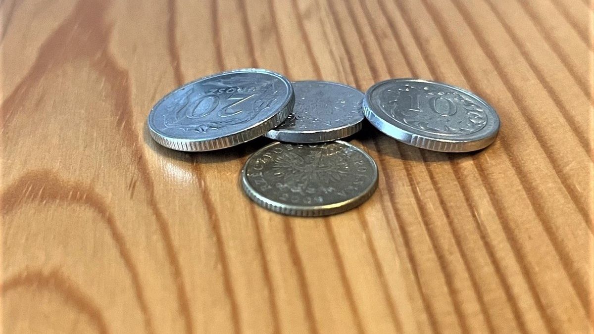 Prążki na krawędziach mają również drobne monety.