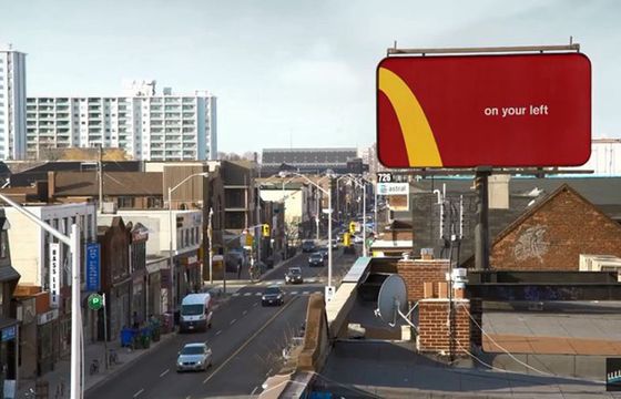 McDonald's w nowej kampanii outdoorowej radzi kierowcom, by "podążali za łukiem"
