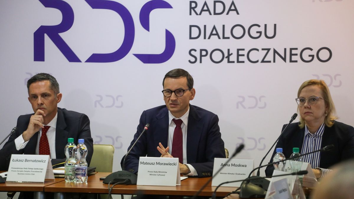 Mateusz Morawiecki, Anna Moskwa, �ukasz Bernatowicz
Albert Zawada
obrady, politycy, polityk polityka, premier, rada dialogu spo�ecznego, RDS, spotkanie