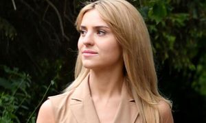 Wybrała klasyczną biel. Tylko spójrzcie na ten modny element