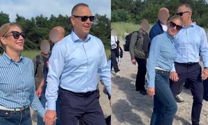 Karol i Marta Nawroccy w pasujących do siebie stylówkach przechadzają się po plaży w Juracie, TRZYMAJĄC SIĘ ZA RĘCE (ZDJĘCIA)