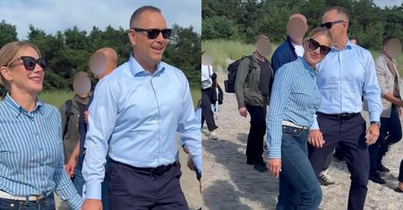 Karol i Marta Nawroccy w pasujących do siebie stylówkach przechadzają się po plaży w Juracie, TRZYMAJĄC SIĘ ZA RĘCE (ZDJĘCIA)