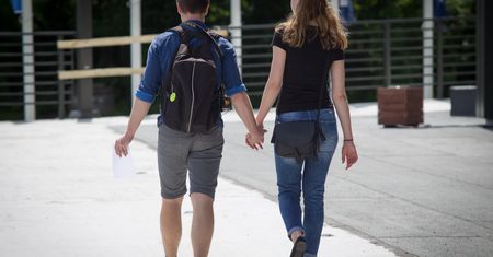 "Teraz jest czas na naukę. Nie na miłość". Takie słowa słyszy w domu niejeden nastolatek