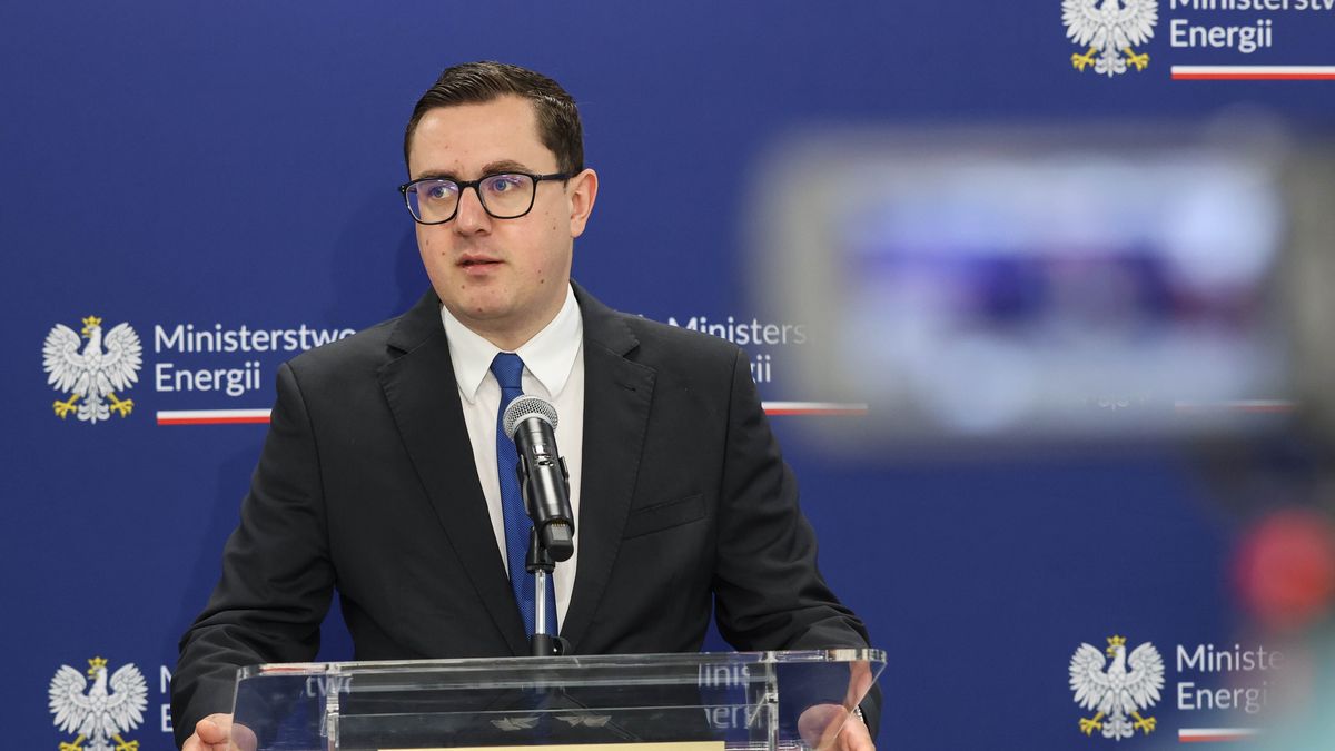 Warszawa, 12.06.2026. Minister energii Miłosz Motyka podczas konferencji prasowej w siedzibie ministerstwa w Warszawie, 12 bm. Konferencja poświęcona była prezentacji zaktualizowanego Programu polskiej energetyki jądrowej (PPEJ). (sko) PAP/Albert Zawada