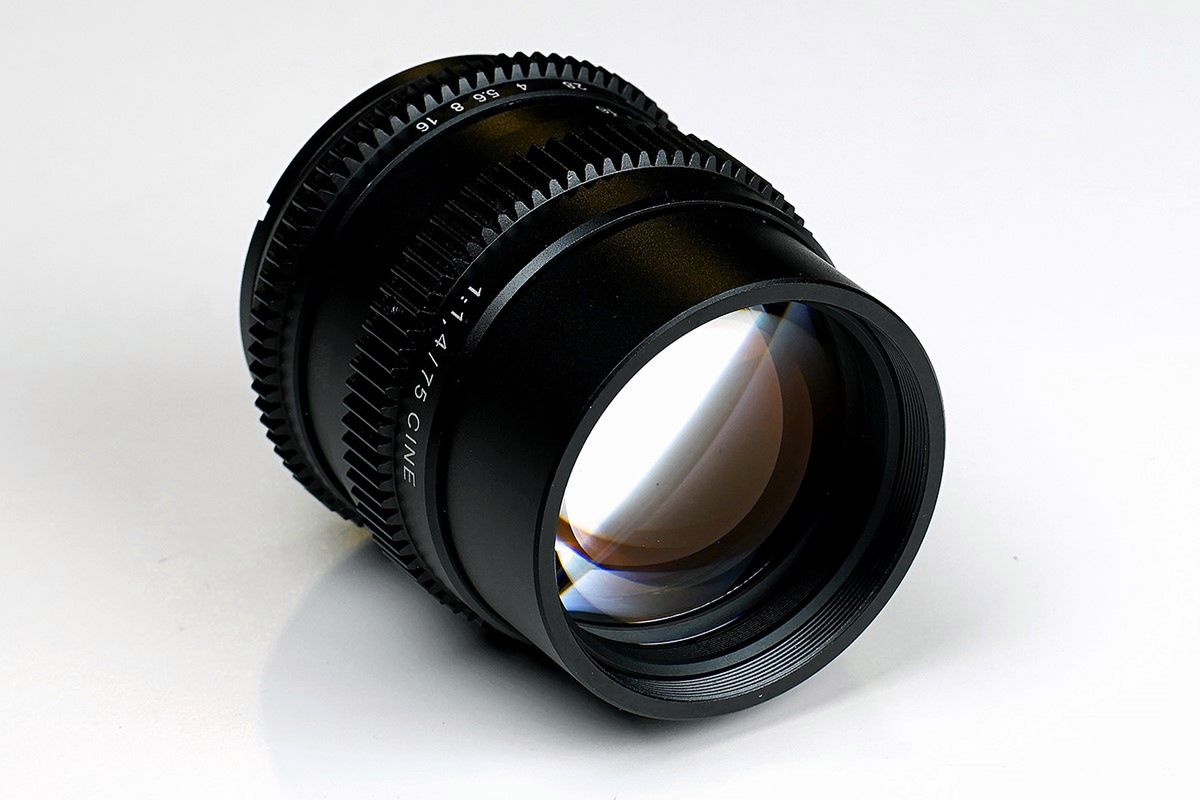 CINE 35 mm f/1.2 i 75 mm f/1.4 - jasne, manualne stałki do Sony A7 4