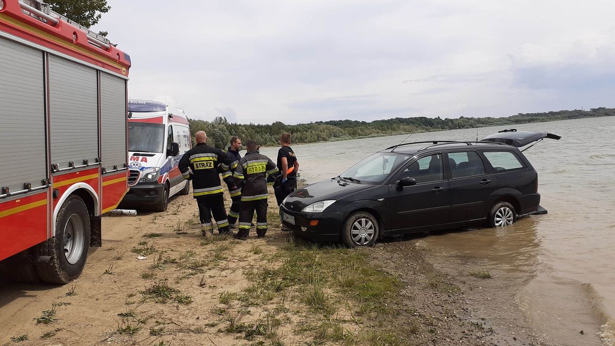 Auto bez kierowcy potrąciło kobietę