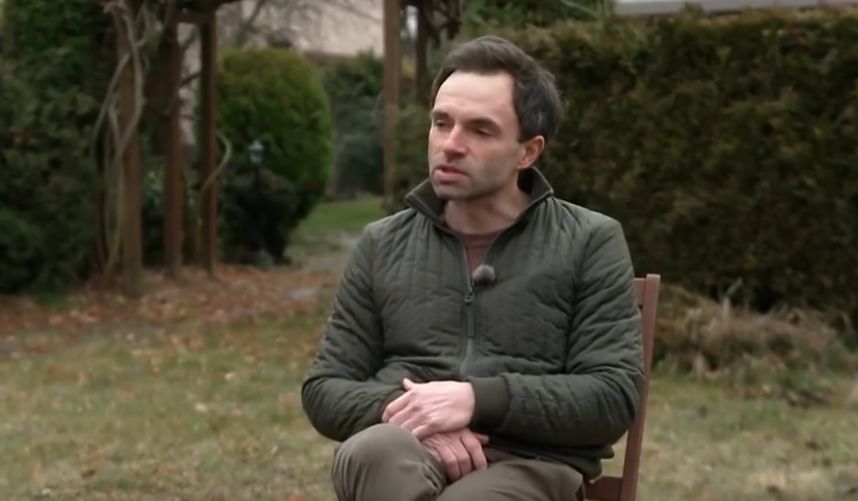 Bartek Bartos, brat męża Magdaleny Majtyki