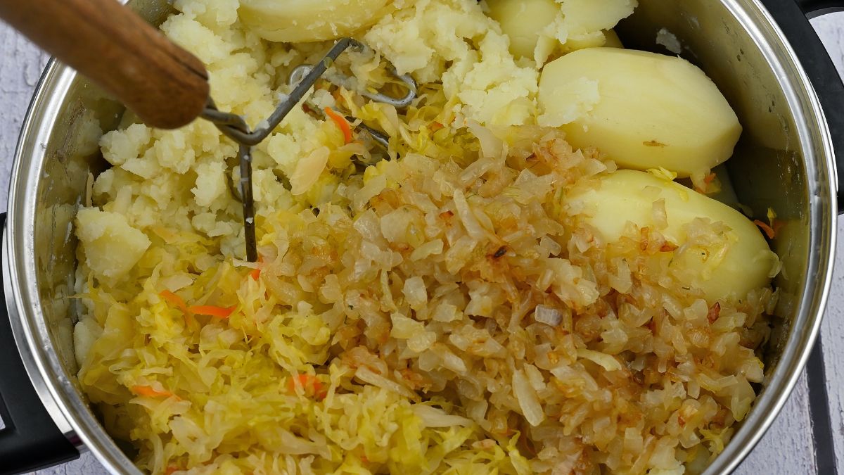 Ziemniaki utłuczone z kapustą to prosty przysmak kuchni śląskiej