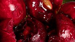 Pyszne, słodkie i z niespodzianką. Czy robaczywe owoce można jeść?