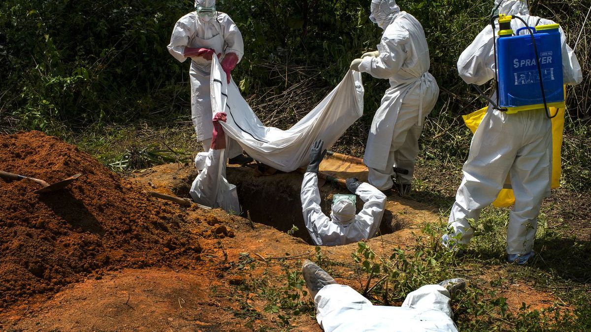 Pomimo ekstremalnego gorąca, służy medyczne walczące z epidemią Eboli, muszą ściśle przestrzegać rygoru sanitarnego