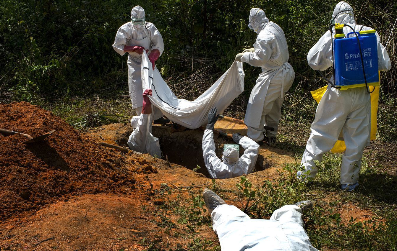 Pomimo ekstremalnego gorąca, służy medyczne walczące z epidemią Eboli, muszą ściśle przestrzegać rygoru sanitarnego