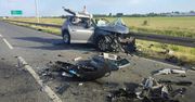 Zderzenie czołowe osobówki z ciężarówką w Płocku. Kierowca zakleszczony. W akcji śmigłowiec LPR