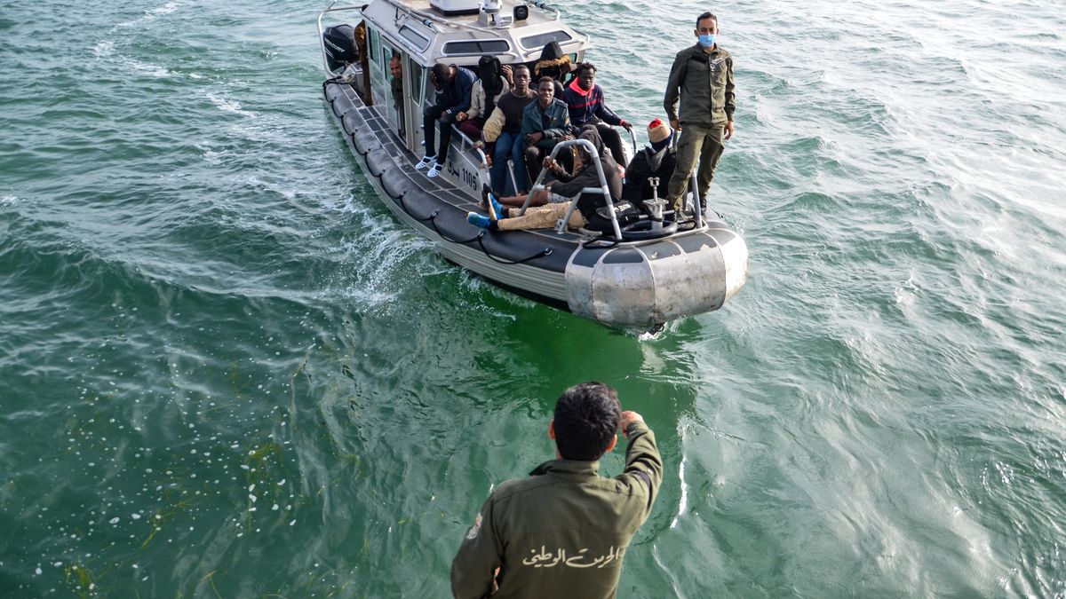 Tunezyjska straż graniczna przechwytuje łódź z nielegalnymi imigrantami