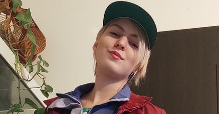 Nosi ubrania ze śmietnika. Trudno uwierzyć, co znajduje wśród śmieci