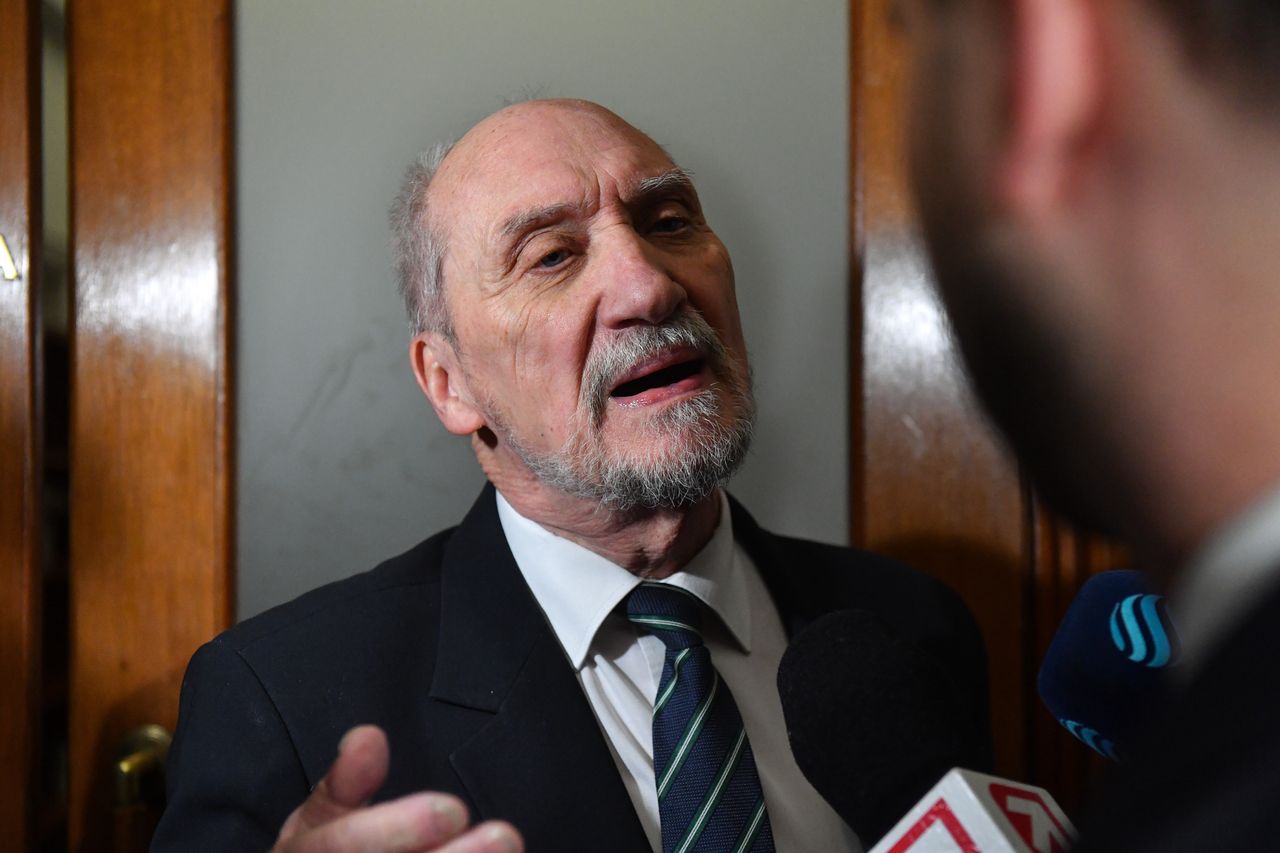 Antoni Macierewicz twierdzi, że nadal ma dostęp do tajnych dokumentów