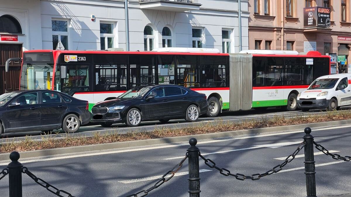 Awaria autobusu przegubowego na przystanku Plac Litewski 01