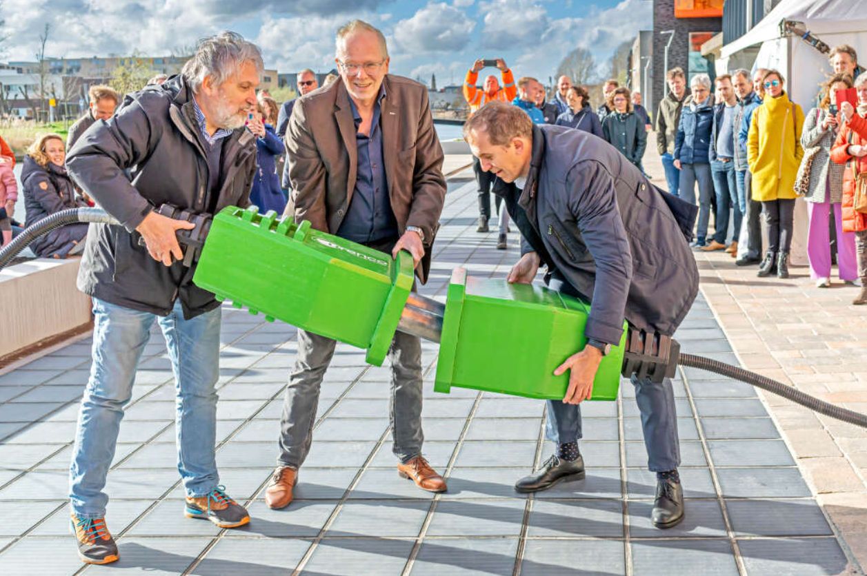 The photovoltaic pavement supplies energy to the town hall.