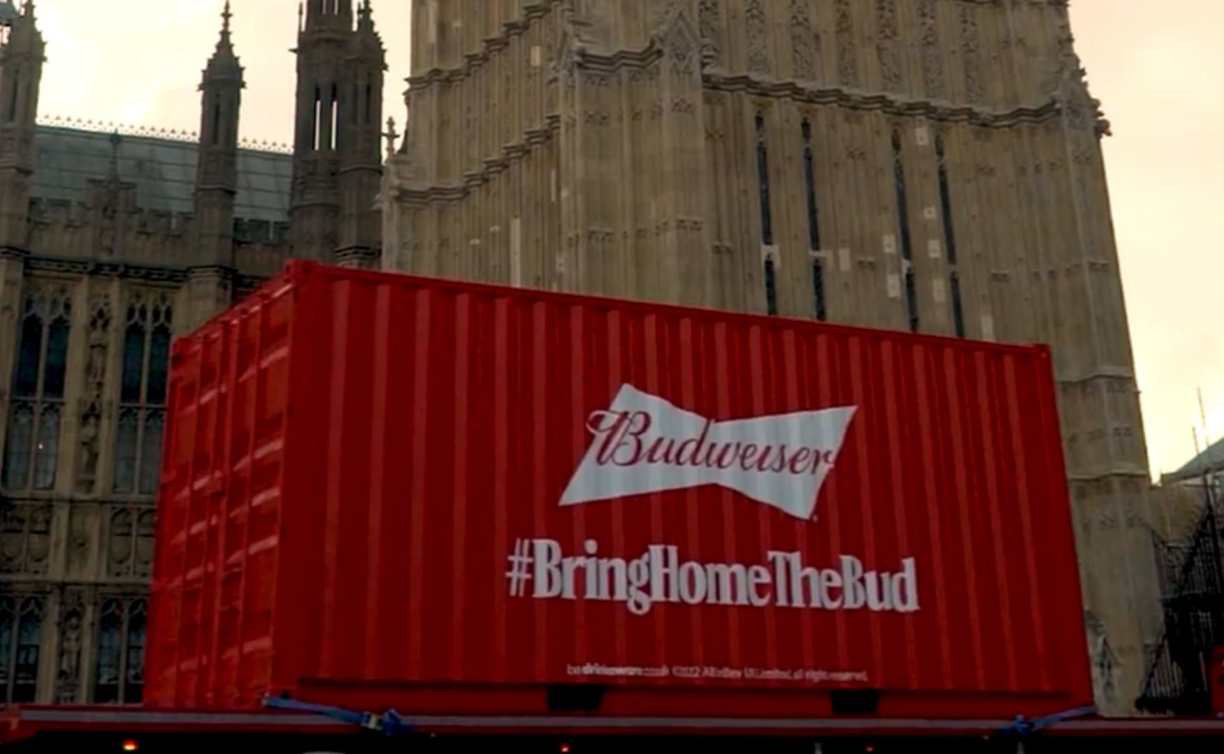 Czerwona ciężarówka krąży po Londynie. O co chodzi? Już wszystko jasne