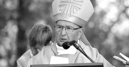 "Skromność i życzliwość". Bp Piotr Krupa nie żyje