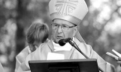 "Skromność i życzliwość". Bp Piotr Krupa nie żyje