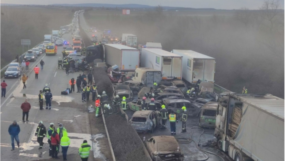 Kilkanaście pojazdów zderzyło się na węgierskiej autostradzie.