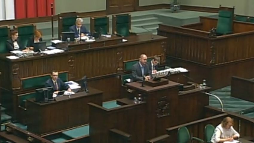 Ówczesny wiceminister Zbigniew Rynasiewicz podczas debaty sejmowej nad poprawką Senatu do ustawy o zmianie ustawy o kierujących pojazdami dotyczącą rezygnacji z wymogu skrzyni automatycznej w motocyklach o poj. 125 cm3 dla posiadaczy prawa jazdy kat. B.