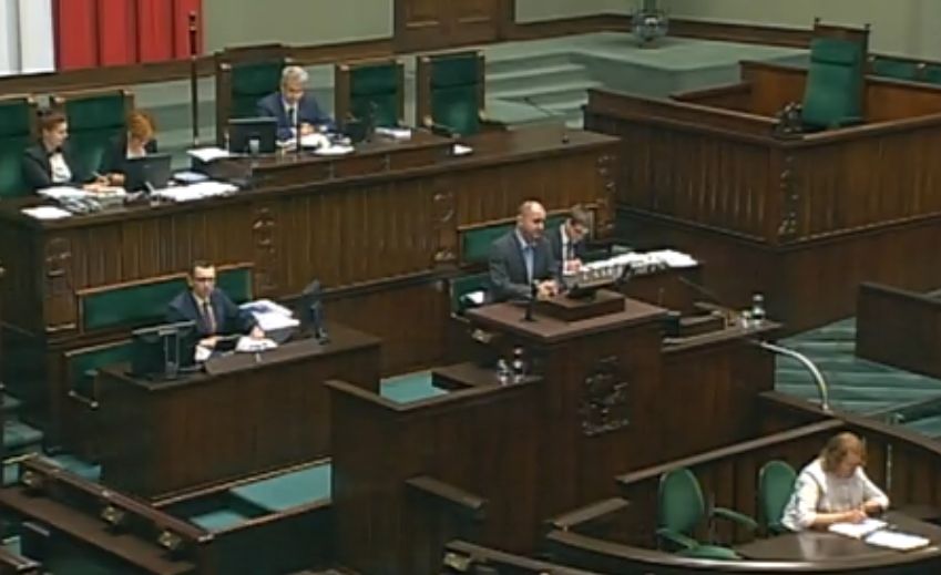 Ówczesny wiceminister Zbigniew Rynasiewicz podczas debaty sejmowej nad poprawką Senatu do ustawy o zmianie ustawy o kierujących pojazdami dotyczącą rezygnacji z wymogu skrzyni automatycznej w motocyklach o poj. 125 cm3 dla posiadaczy prawa jazdy kat. B.