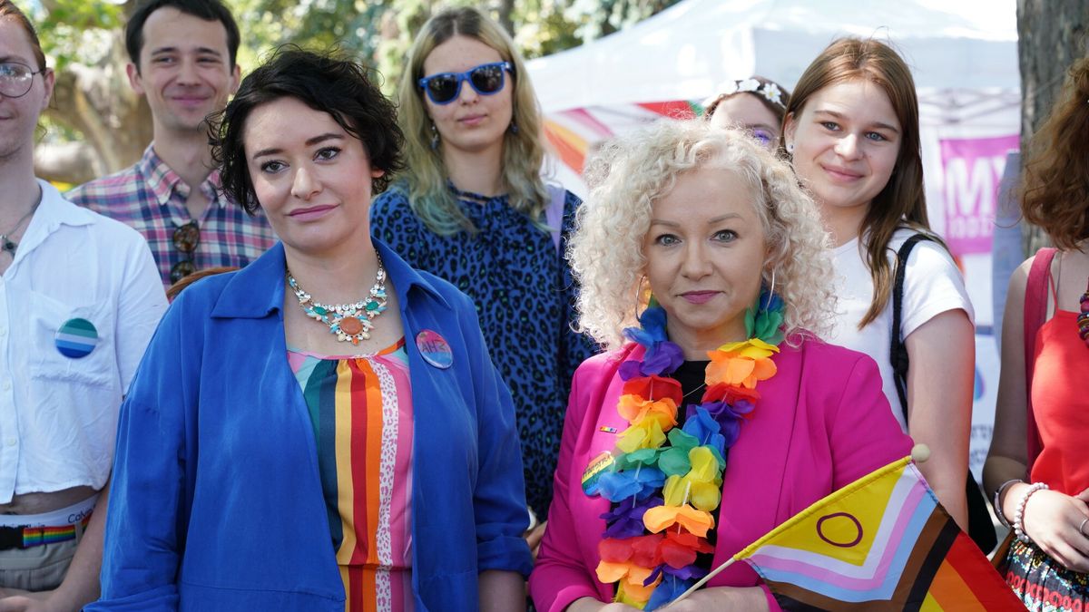 Konferencja prasowa Lewicy dot. ustawy o związkach partnerskich, szefowa klubu Lewicy Anna Maria-Żukowska (po lewej) i ministra ds. równości Katarzyna Kotula