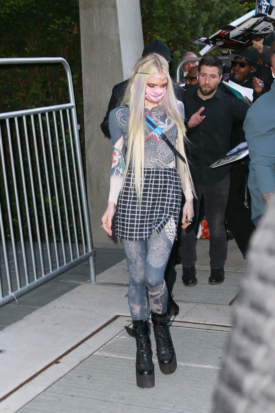 Miley Cyrus idzie na imprezę z mama, Elonem Muskiem i Grimes