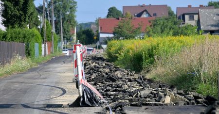 Rolnik zaorał asfalt. Były unijny komisarz interweniuje