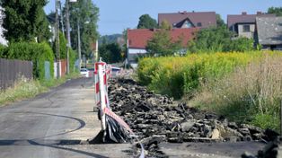 Rolnik zaorał asfalt. Były unijny komisarz interweniuje