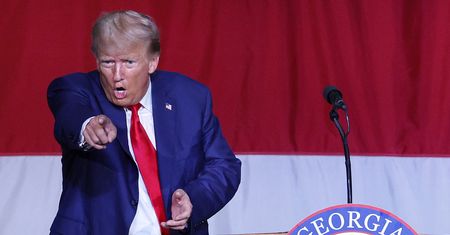 Trump jest wściekły. Mówi o "śmiesznych i bezpodstawnych" zarzutach