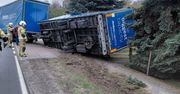Poranny wypadek w gm. Skulsk. Ciężarówka przewróciła się na ogrodzenie