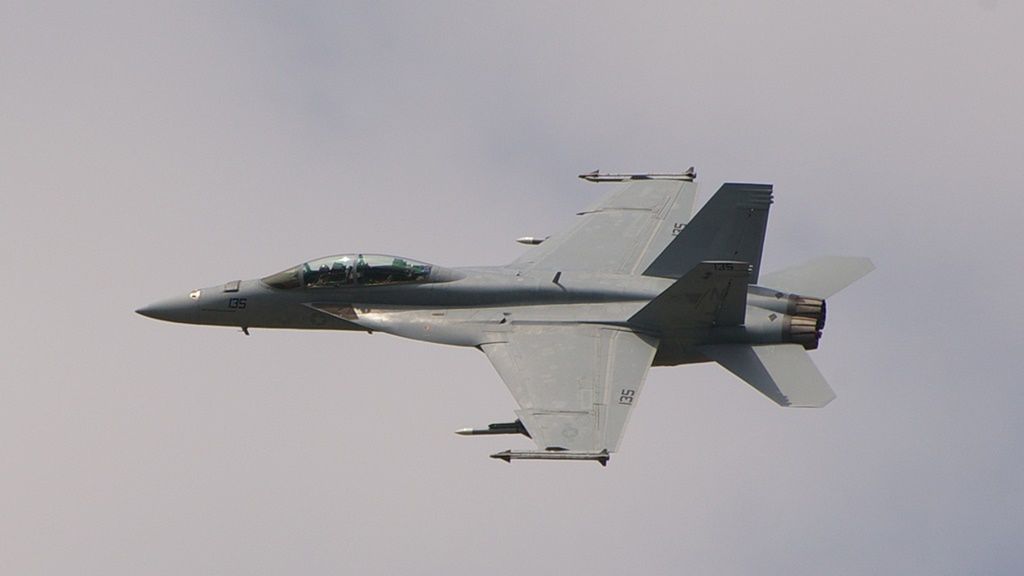 F/A-18 z dwoma pociskami AIM-120 i dwoma AIM-9X