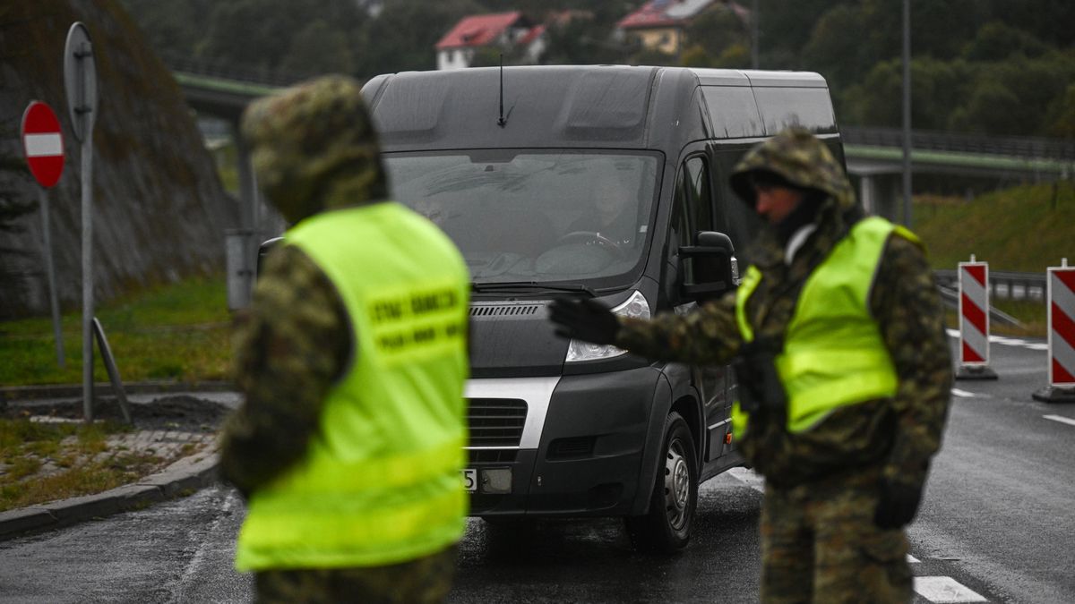 Poland brings back border controls with Slovakia
ZWARDON, POLAND - OCTOBER 09 : Polish Border guard officers inspect vans at a temporary check point on the highway border crossing in Zwardon, Poland on October 09, 2023. Since last week, Poland, Czech Republic and Austria have brought back border control with Slovakia, as in the recent weeks thousands of illegal migrants have arrived in Germany. Poland has detained more than 1600 migrants by the Polish Slovakian border. (Photo by Omar Marques/Anadolu Agency via Getty Images)
Anadolu
border, checks, migrants, migration