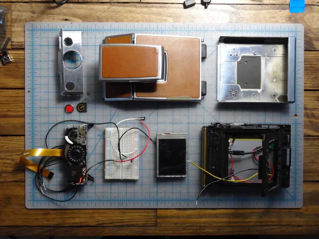 Legendarny Polaroid SX-70 wskrzeszony, jako aparat cyfrowy 10